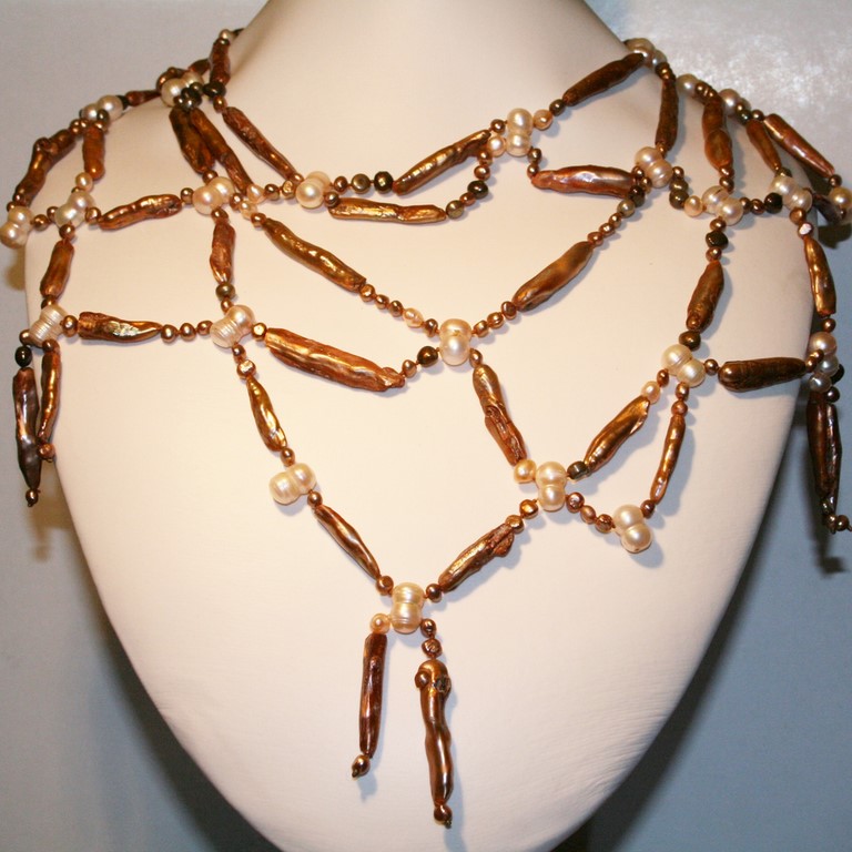 Collana " rete della sirena" , realizzata con perle di diverso formato e colore, per ottenere una rete, che metta in risalto il decoltè. Chiusura oro bianco 750/000