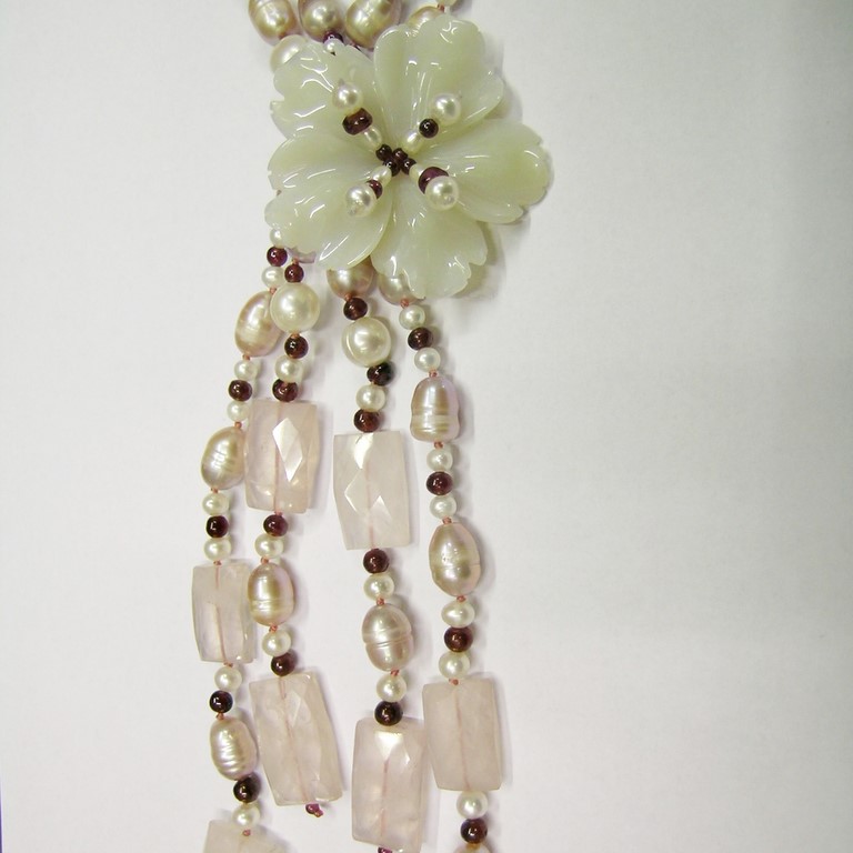 Collana due fili perle barocche, quarzo rosa, granato, con fiore di agata, chiusura in argento 925/000.