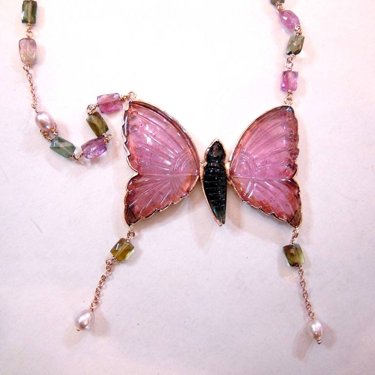 Collana in oro rosa 750/000, con ciondolo farfalla in oro e tormaline verdi e rosa incise, con catena rollò intramezzata da tormaline multi color briolet, e pelre.