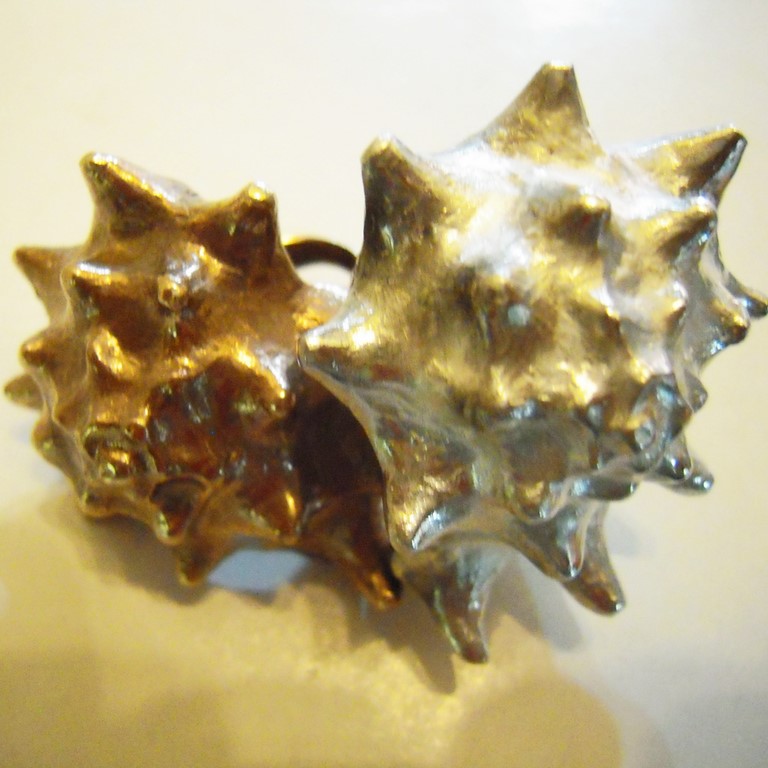 Anello in argento 925/000 ed in bronzo, a forma di conchiglia.